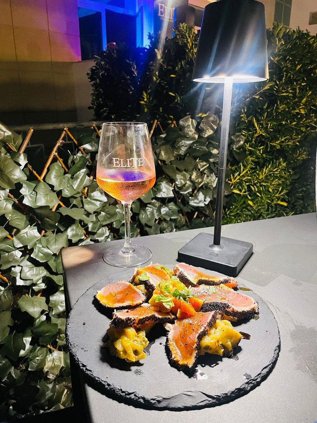Tavolo all'aperto di Elite Salento Restaurant a Lizzanello in una sera d'estate