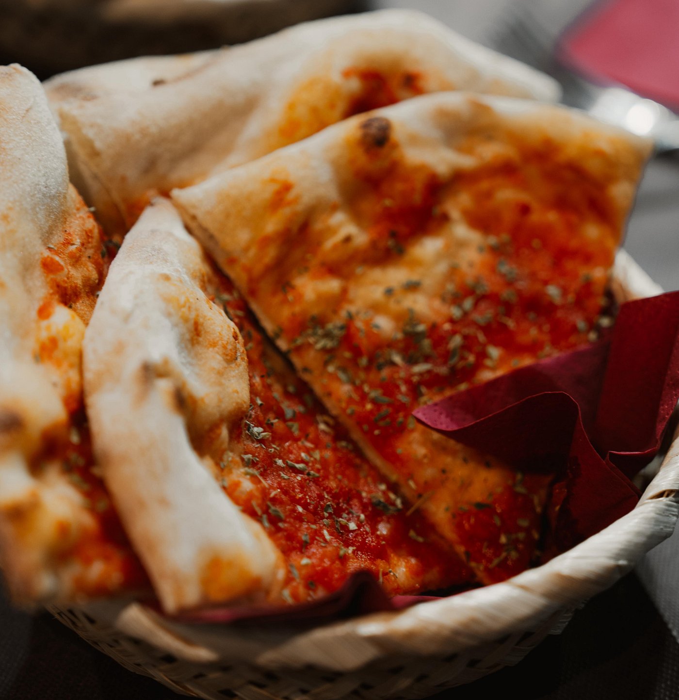 Pizza cotta nel forno a legna